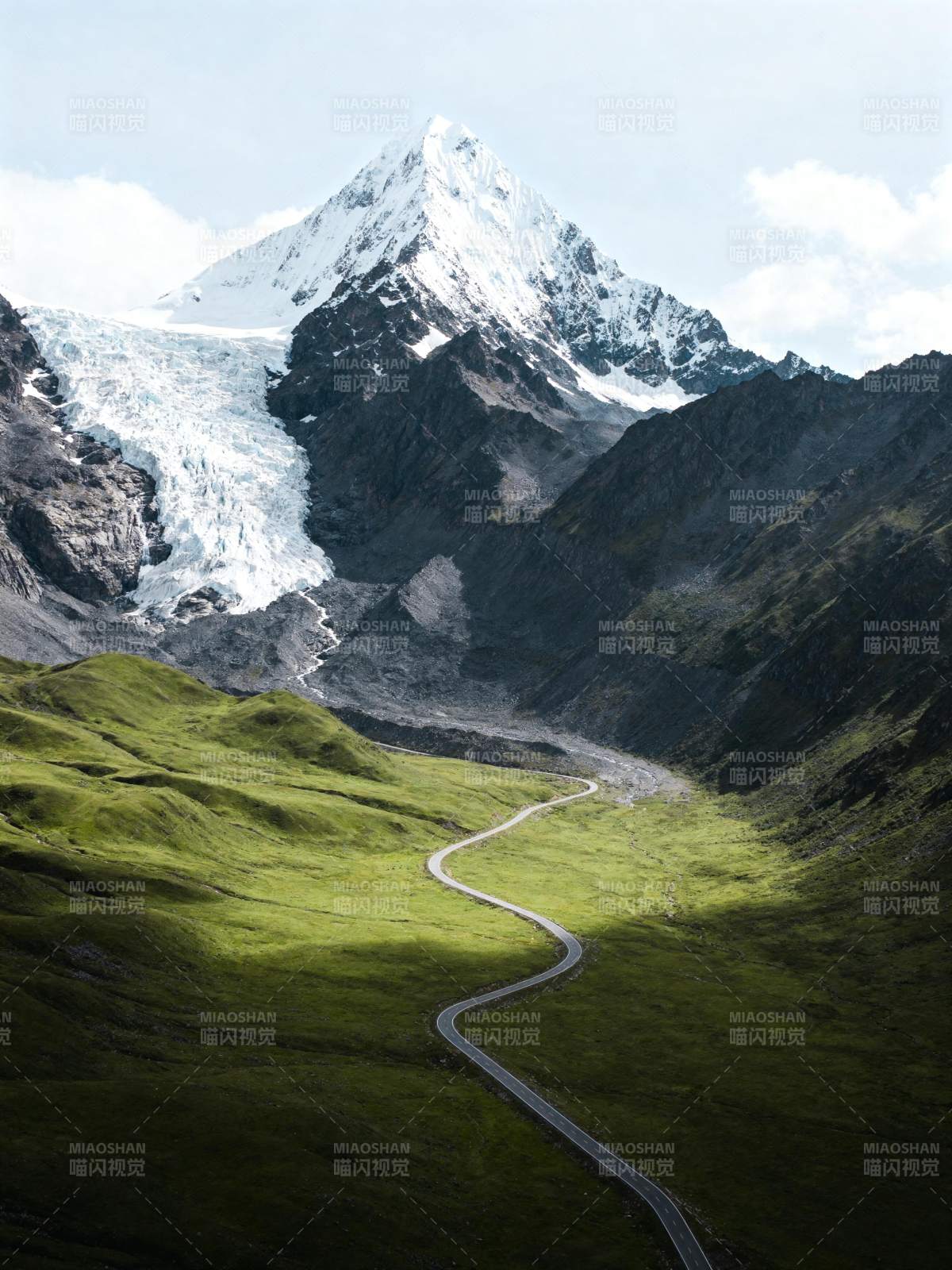 雪山绿谷蜿蜒路图片
