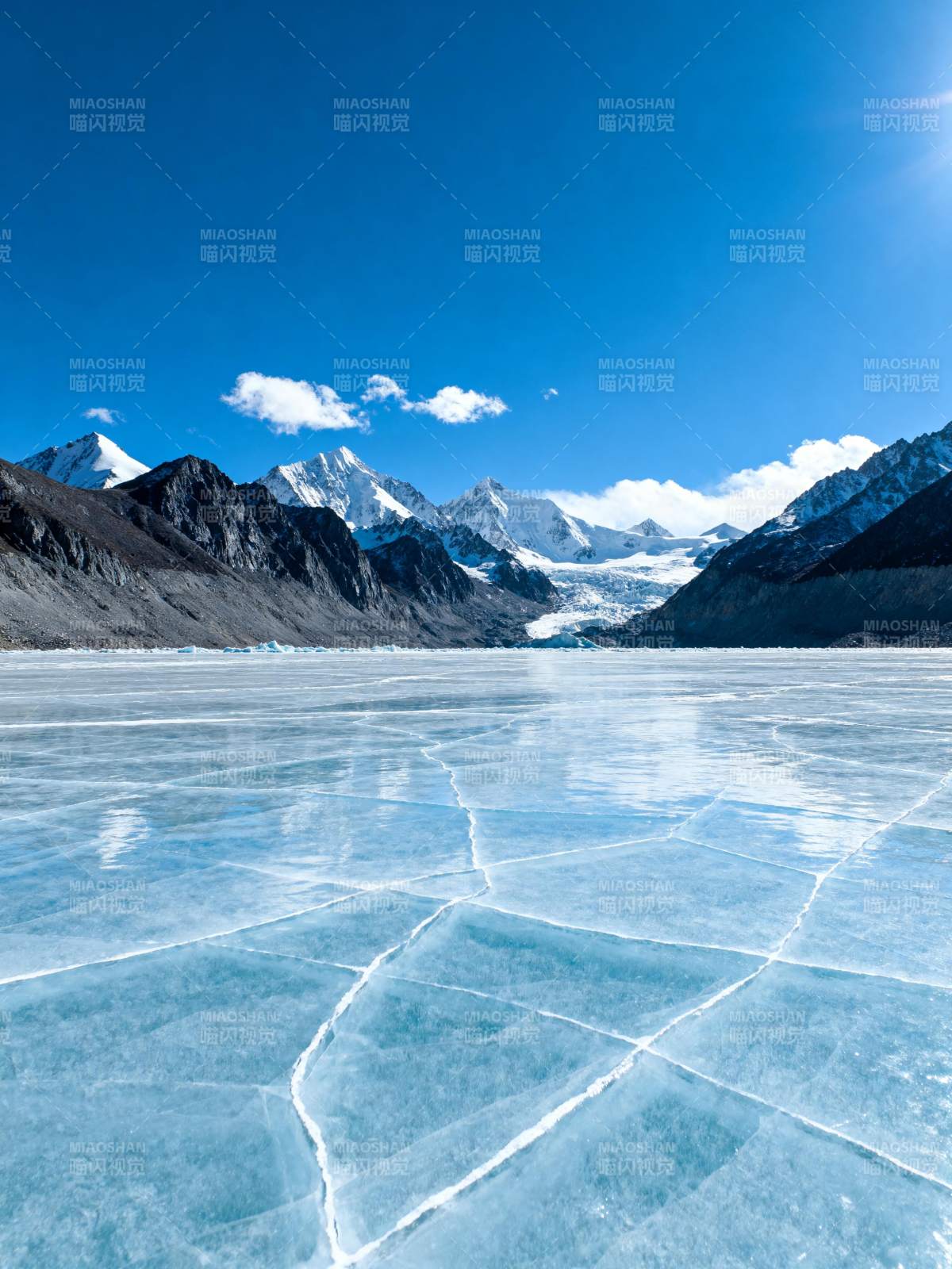 冰湖雪山映蓝天图片