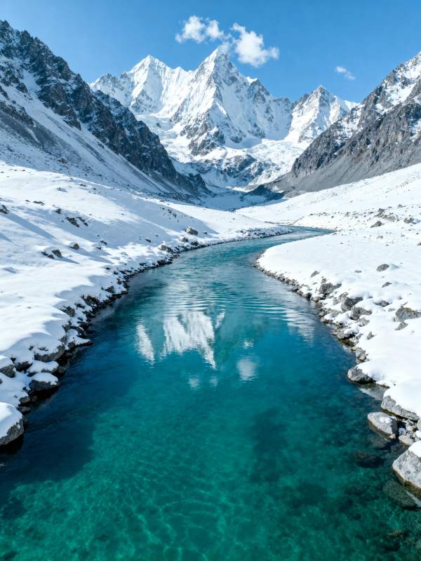 雪山碧水映天光图片