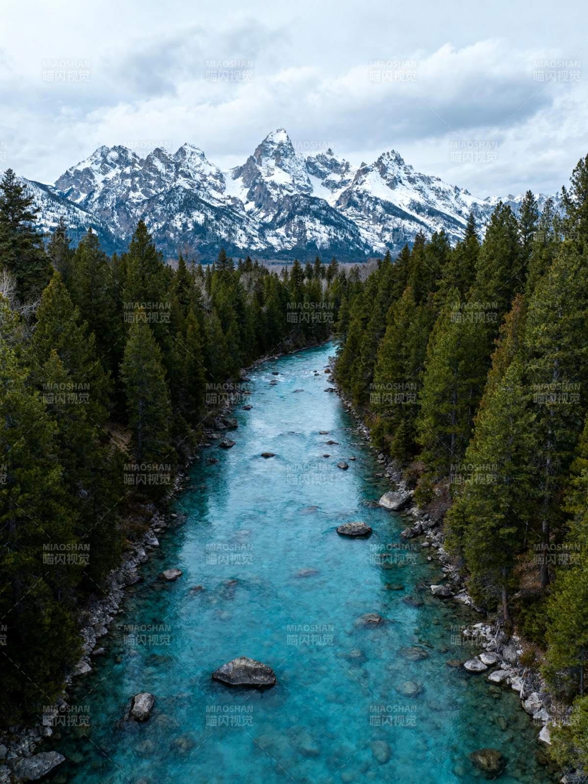 雪山碧河林间景图片