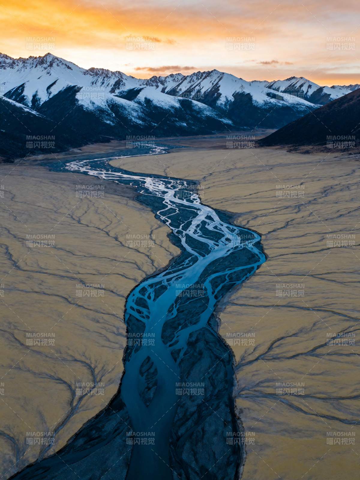雪山河谷夕照图片