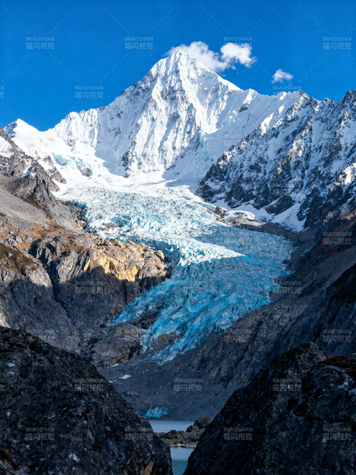 雪山冰川壮丽景色图片