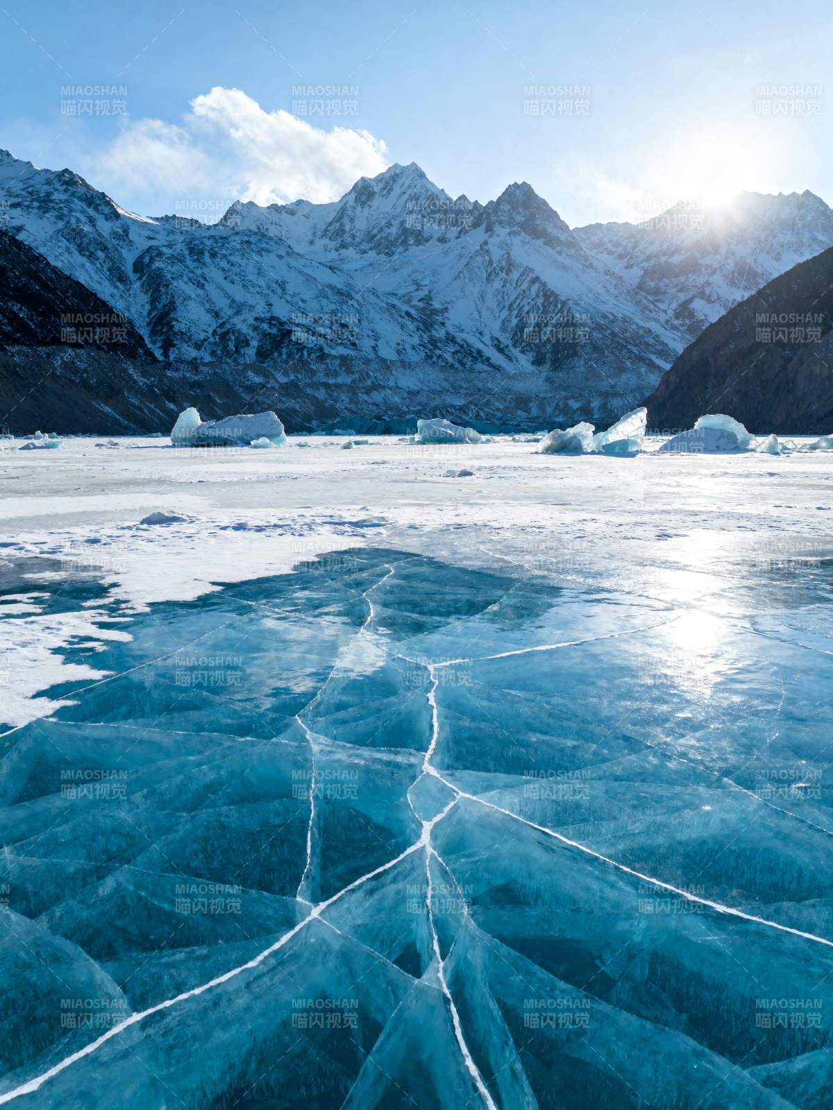 冰湖裂痕映雪山图片