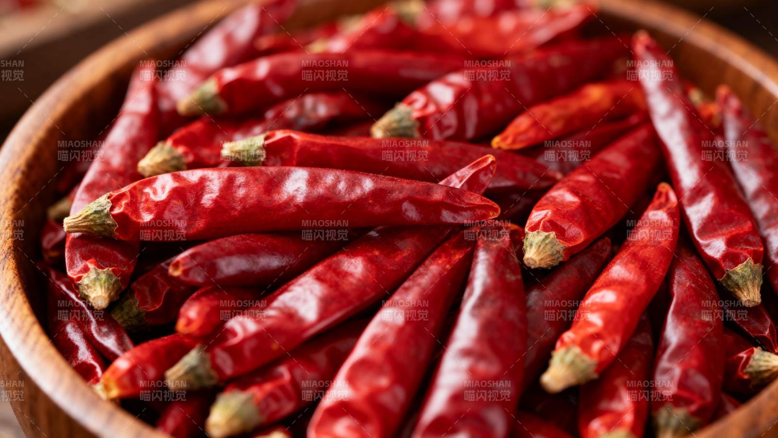 红辣椒堆满木碗图片