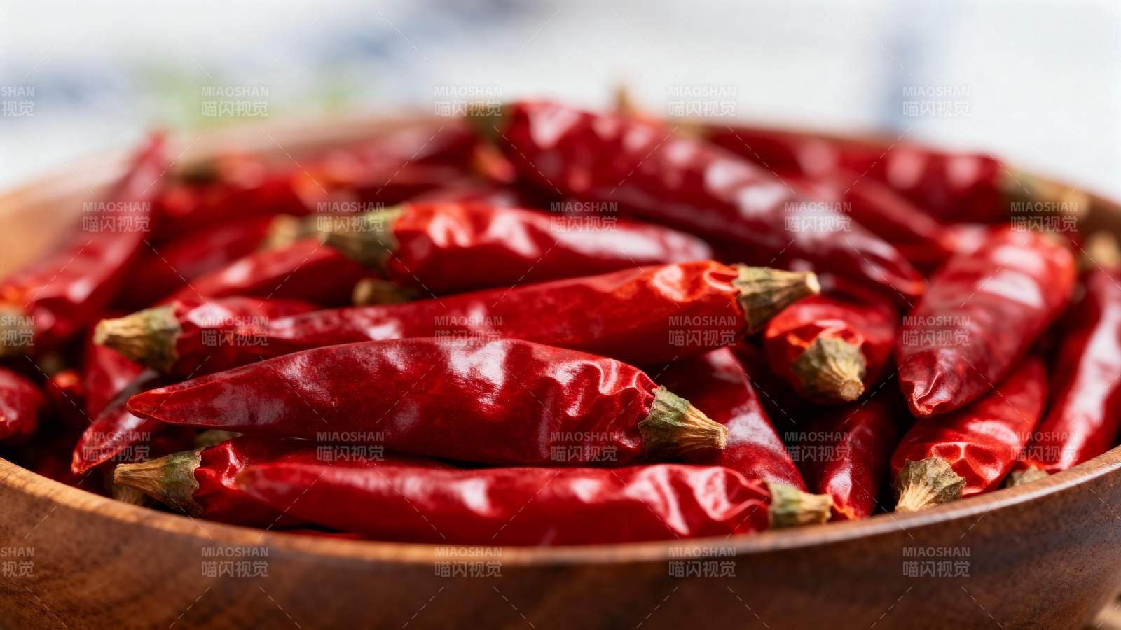 红辣椒盛满木碗图片