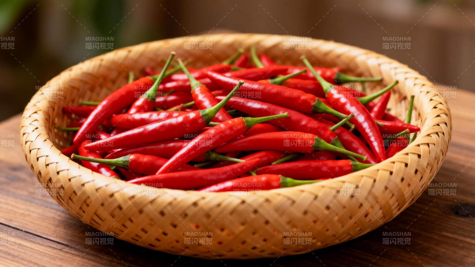 红辣椒盛于竹篮图片