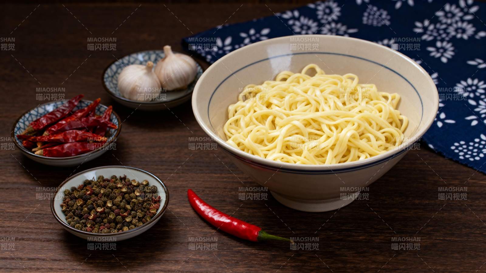 面条配辣椒蒜香料图片