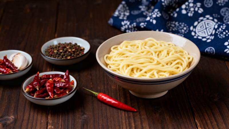 面条配辣椒调料图片