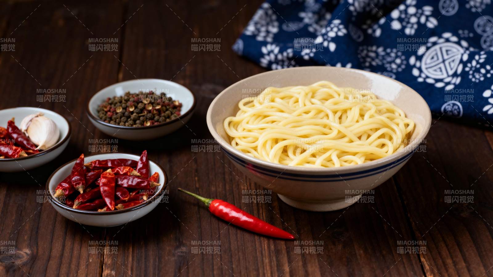 面条配辣椒调料图片