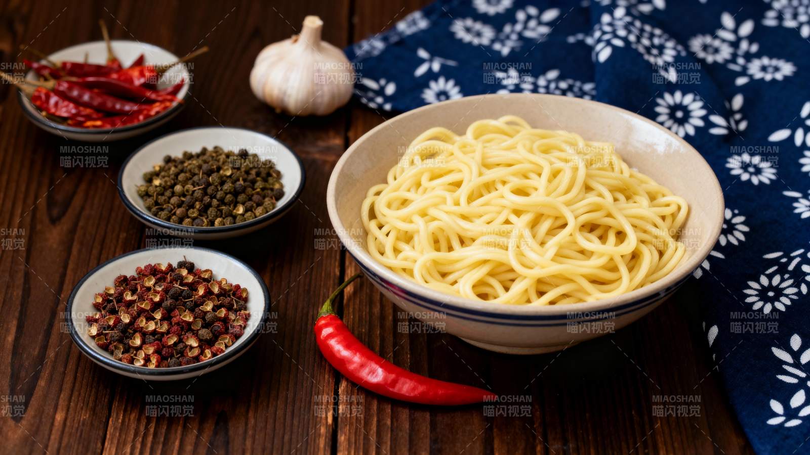 面条配香料食材图片