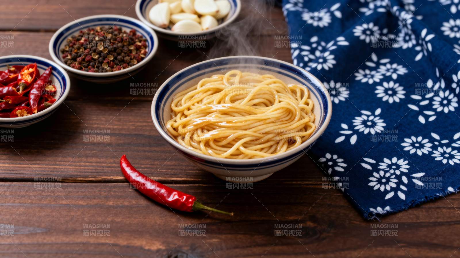 热腾腾的面条配辣椒图片