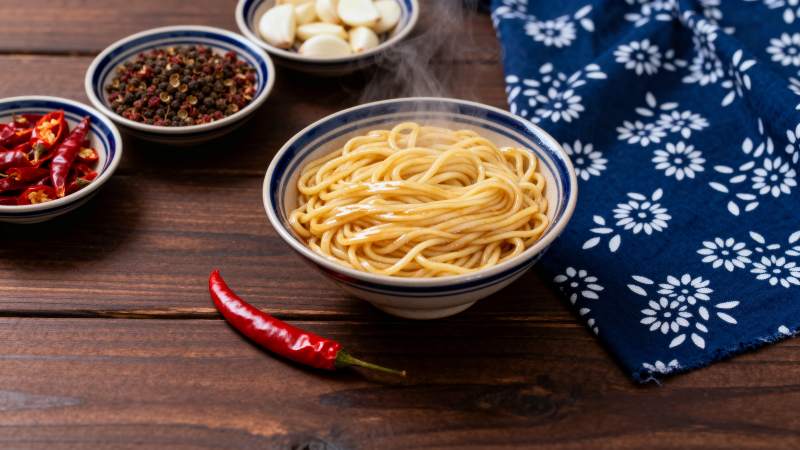 热腾腾的面条配辣椒图片