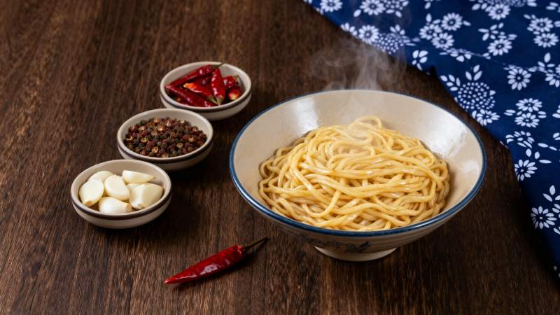 热腾腾的面条配调料图片