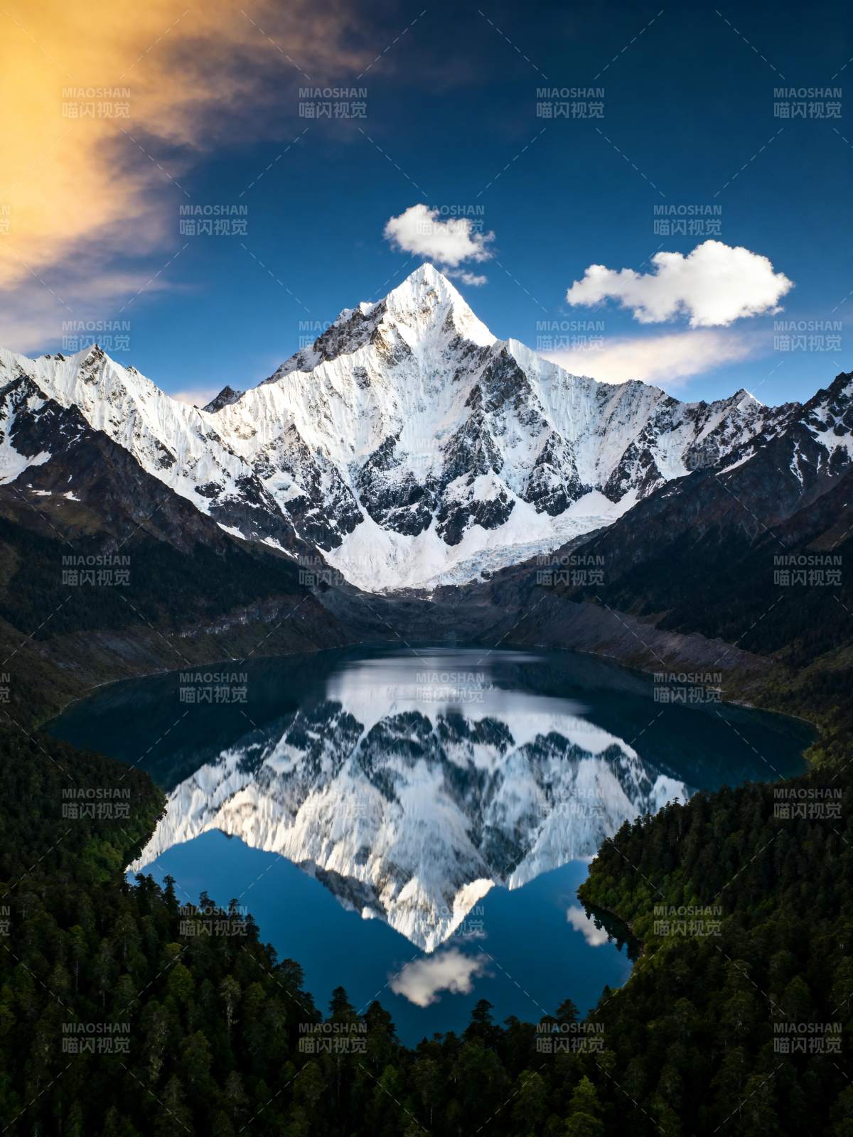 雪山倒影湖中图片