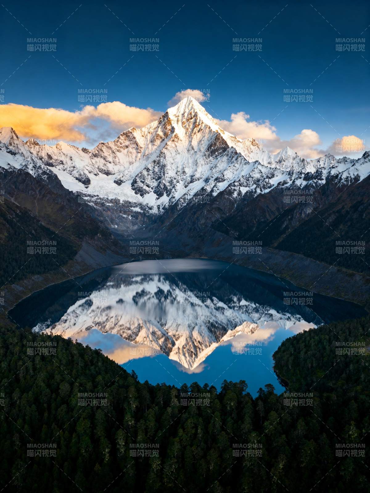 雪山倒影湖光图片