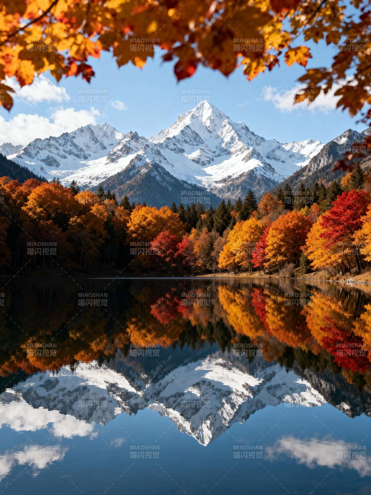 秋山倒影湖中图片