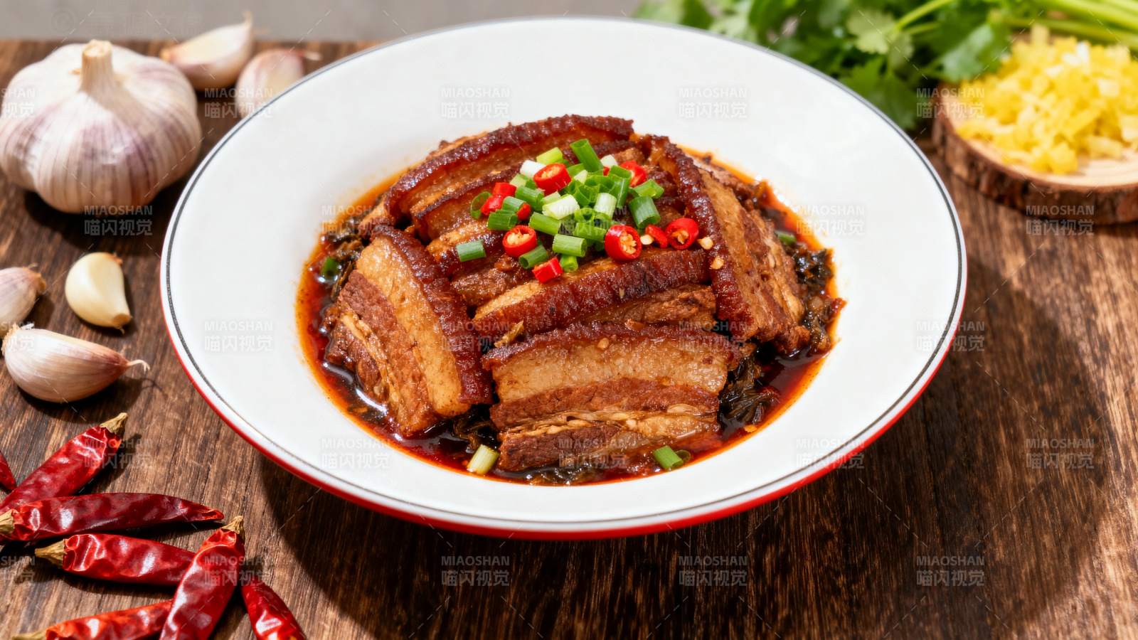 红烧肉配蒜香辣椒图片