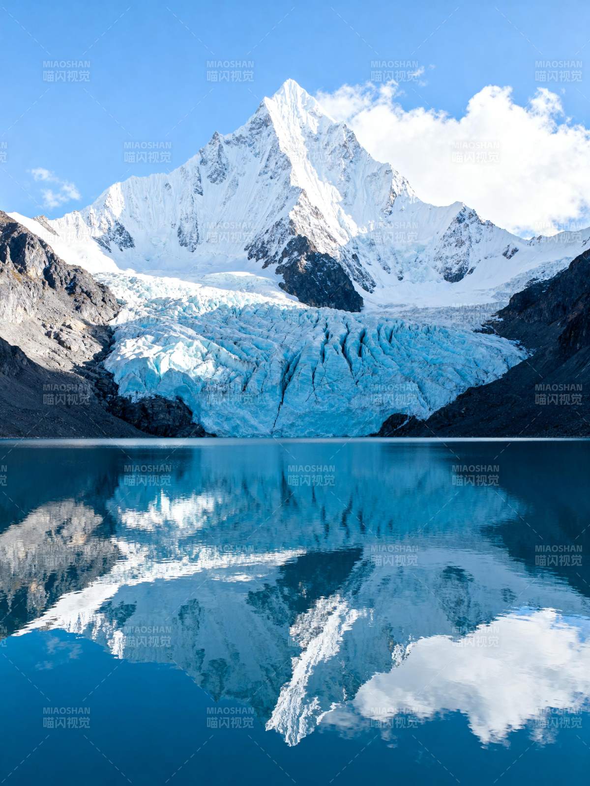 雪山倒影湖中图片