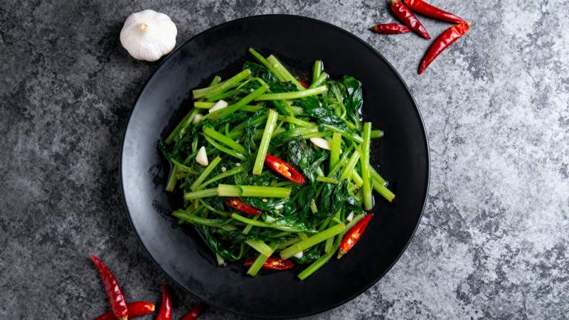 蒜香炒菠菜图片