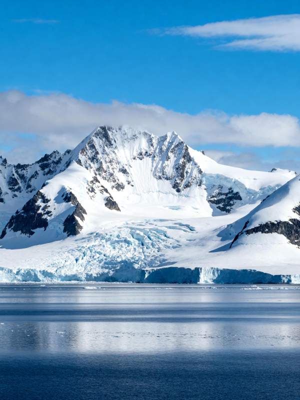雪山映湖 冰川静谧图片