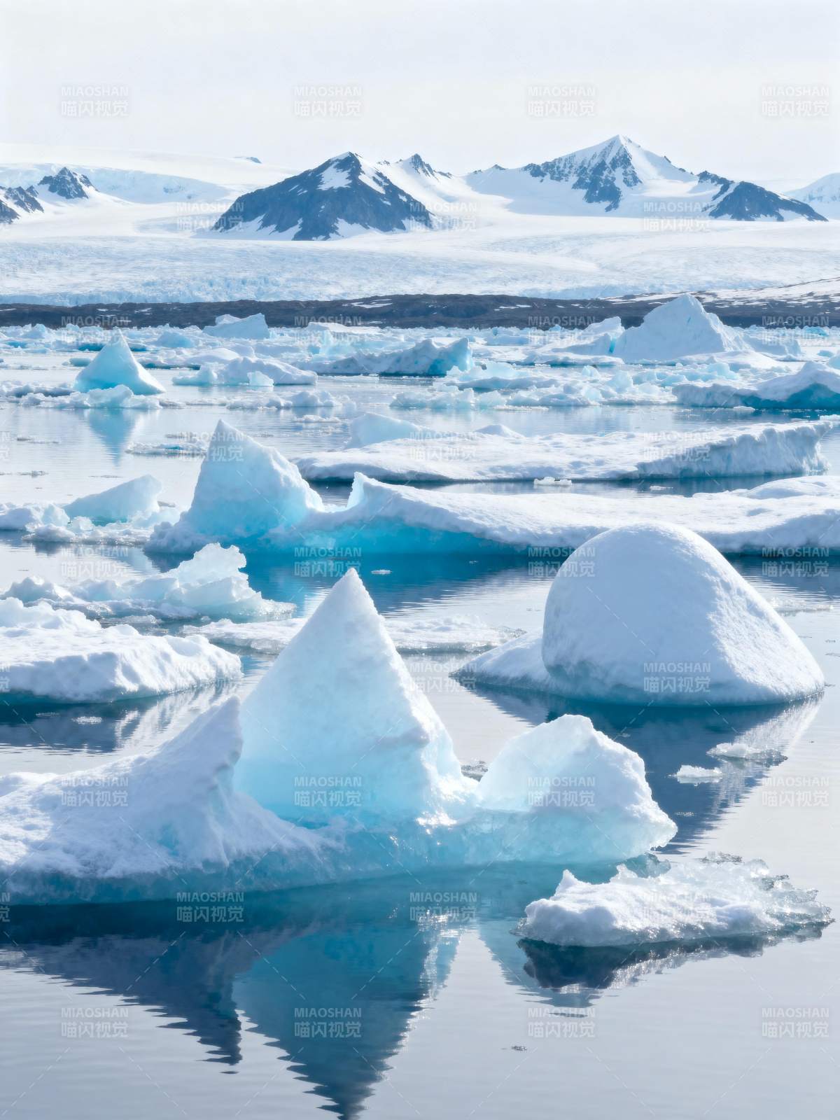 冰川映水 雪山远眺图片