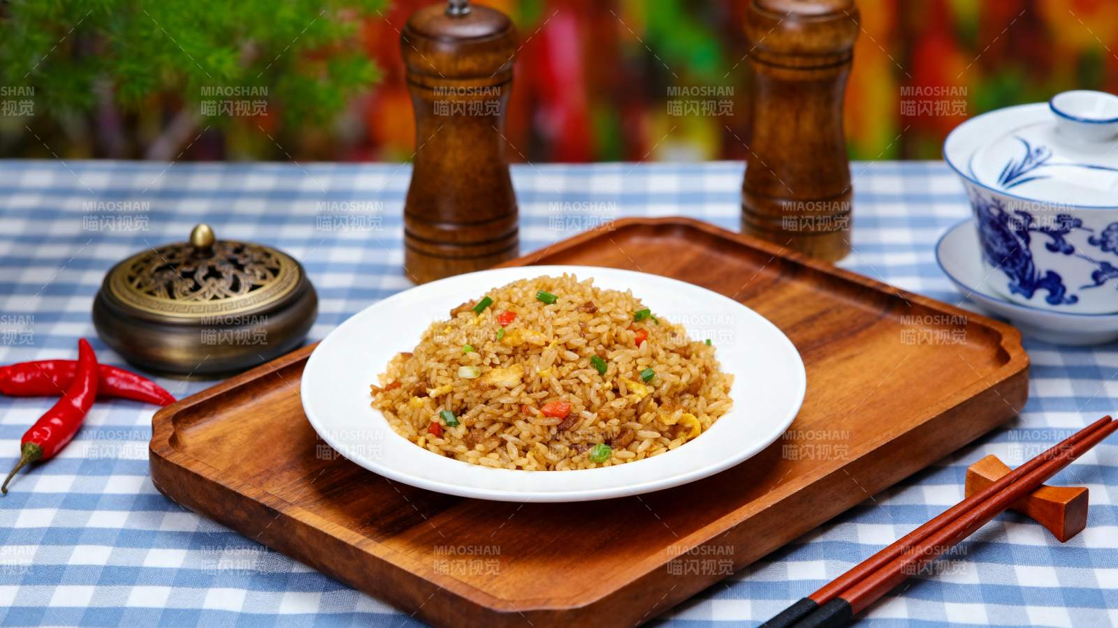 美味炒饭上桌图片