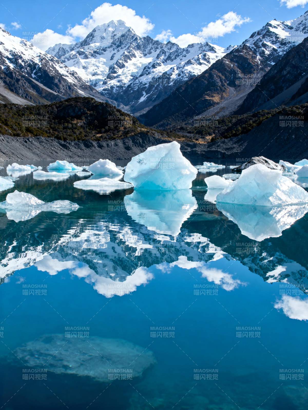 雪山倒影冰湖图片