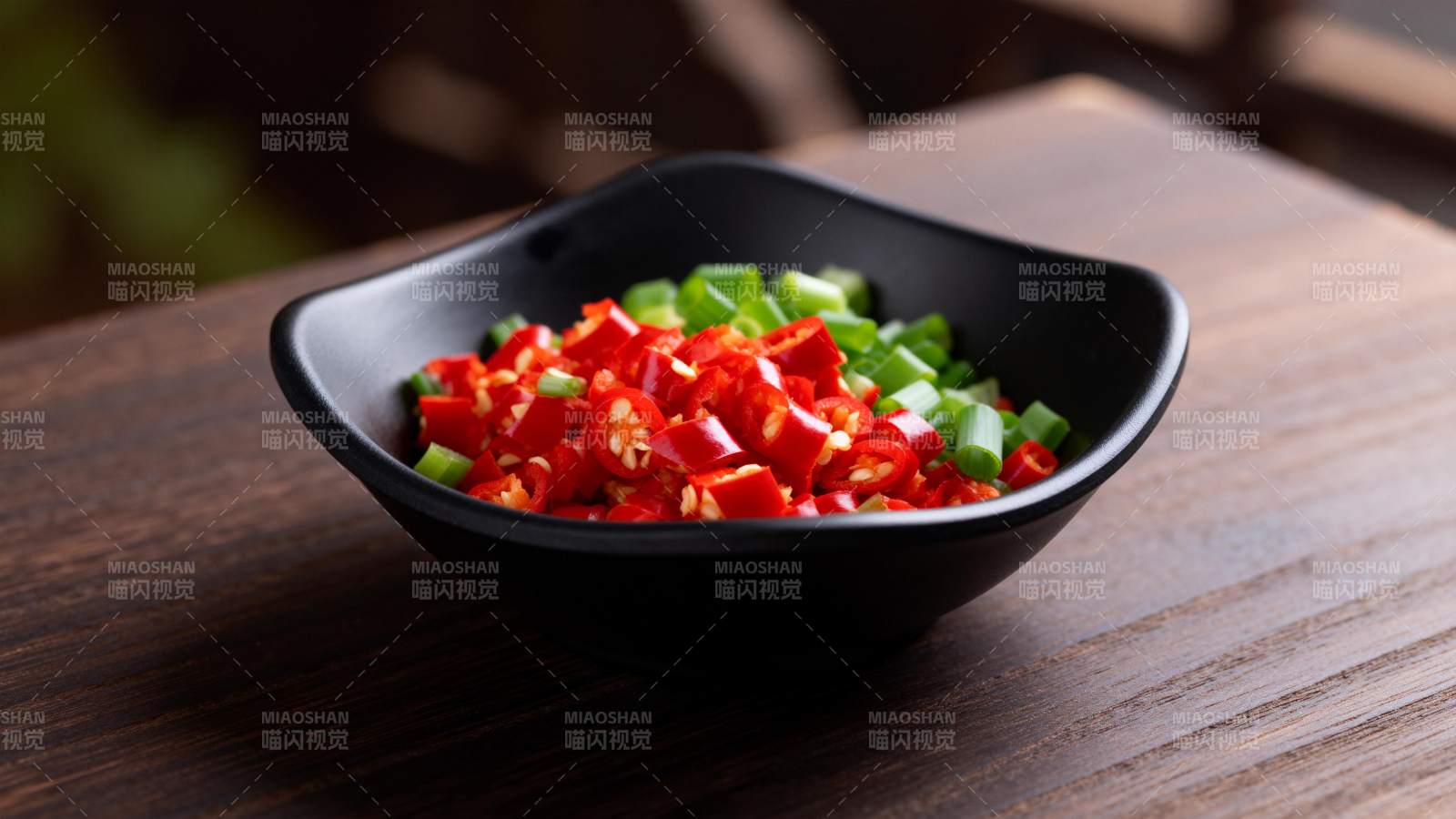 彩椒丁盛于黑碗中图片