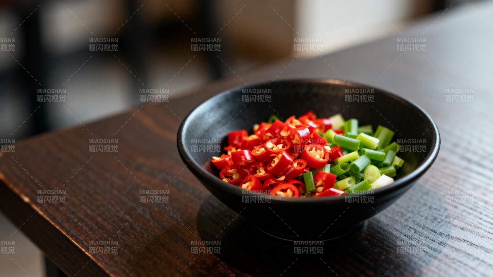 红椒青葱小碗盛图片