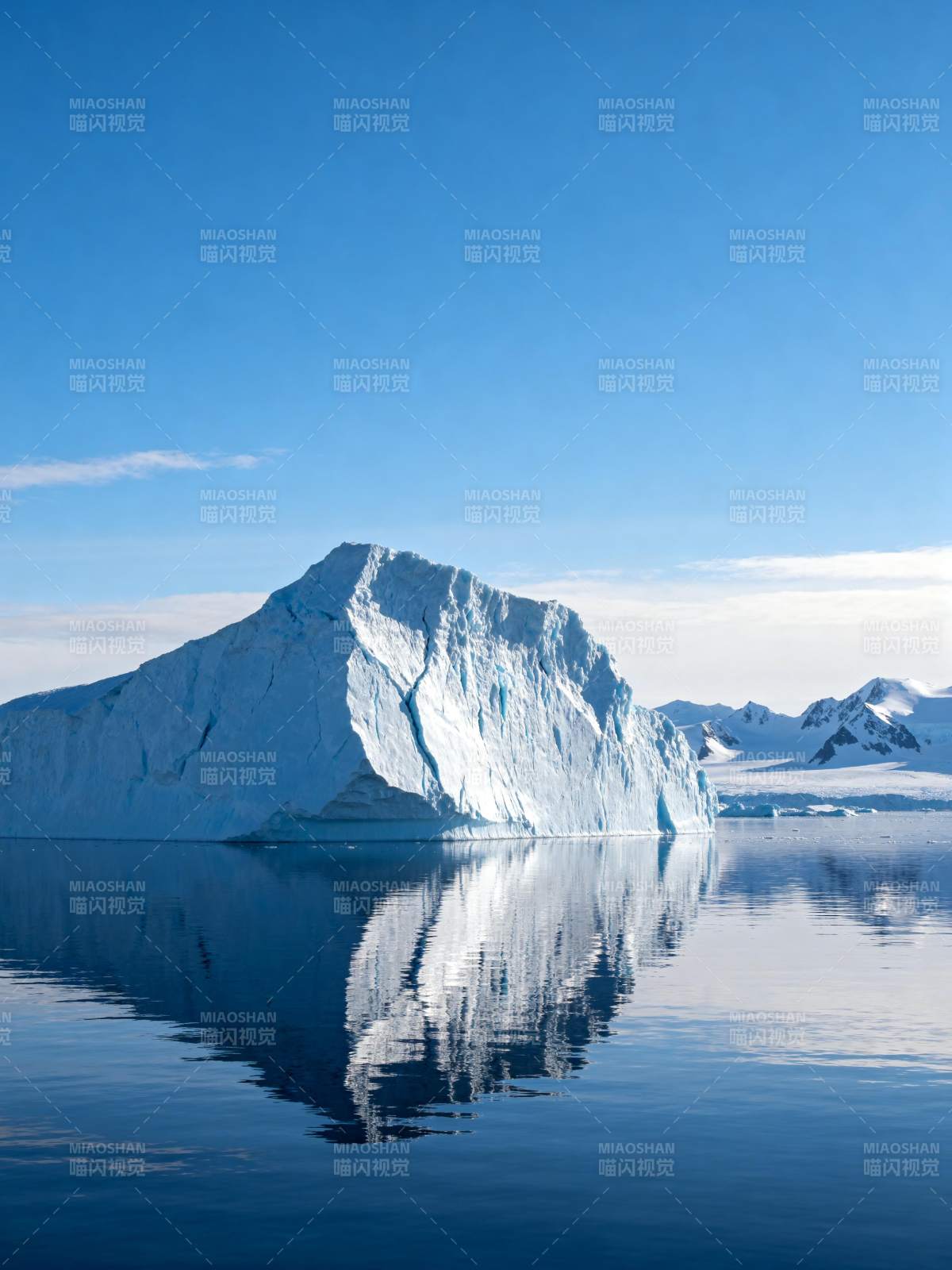 冰山倒影静谧湖图片