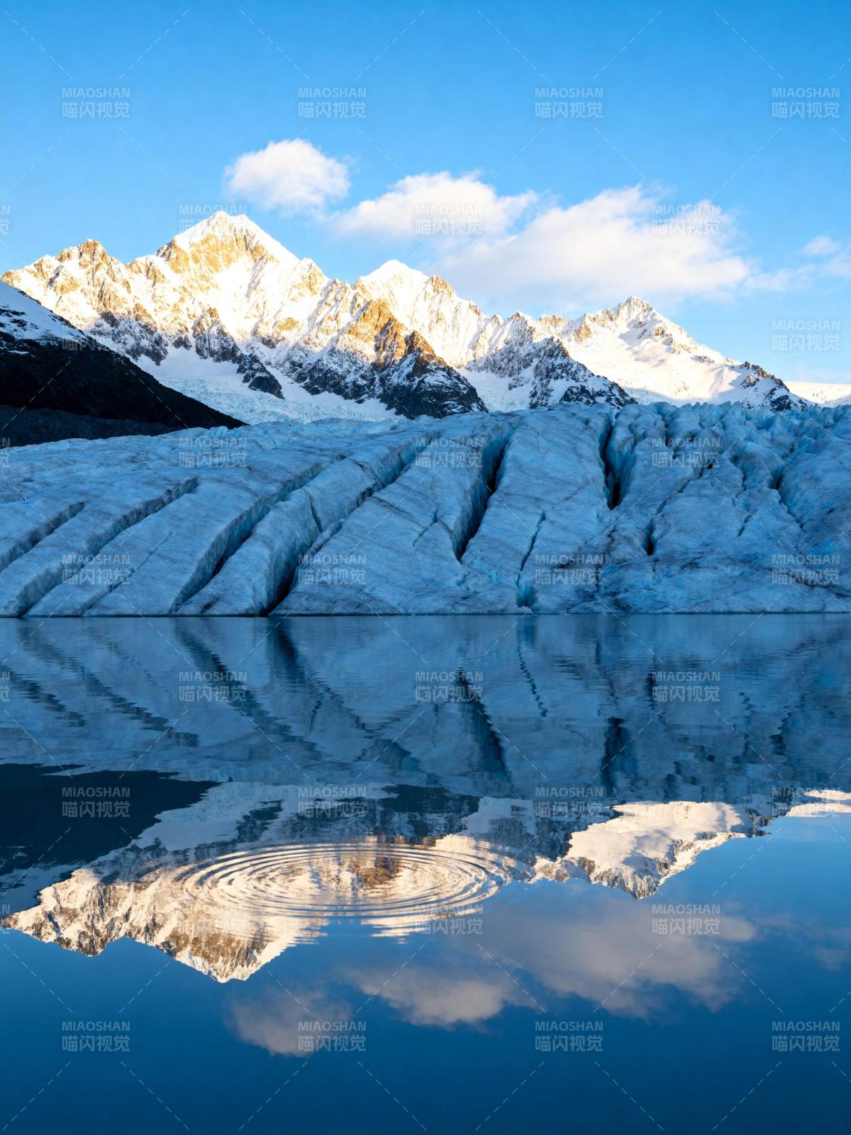 雪山倒影湖中图片