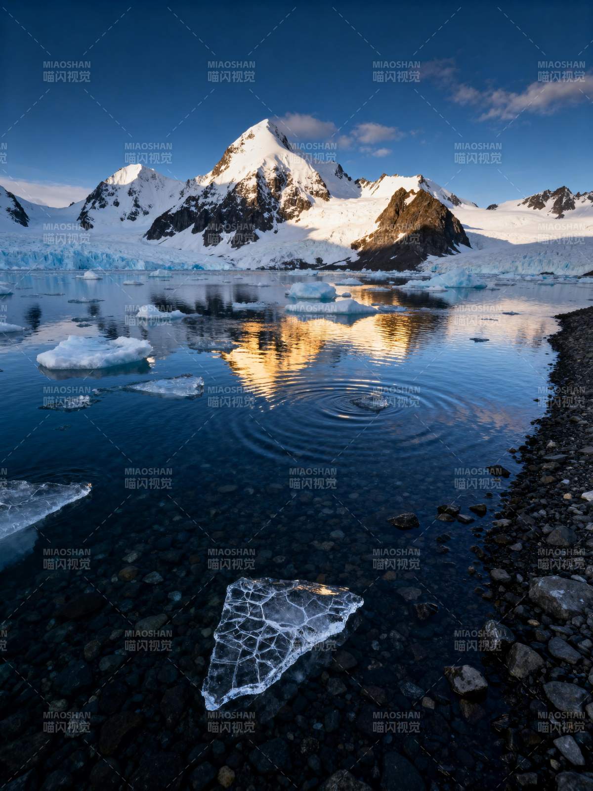 冰川倒影静谧湖图片