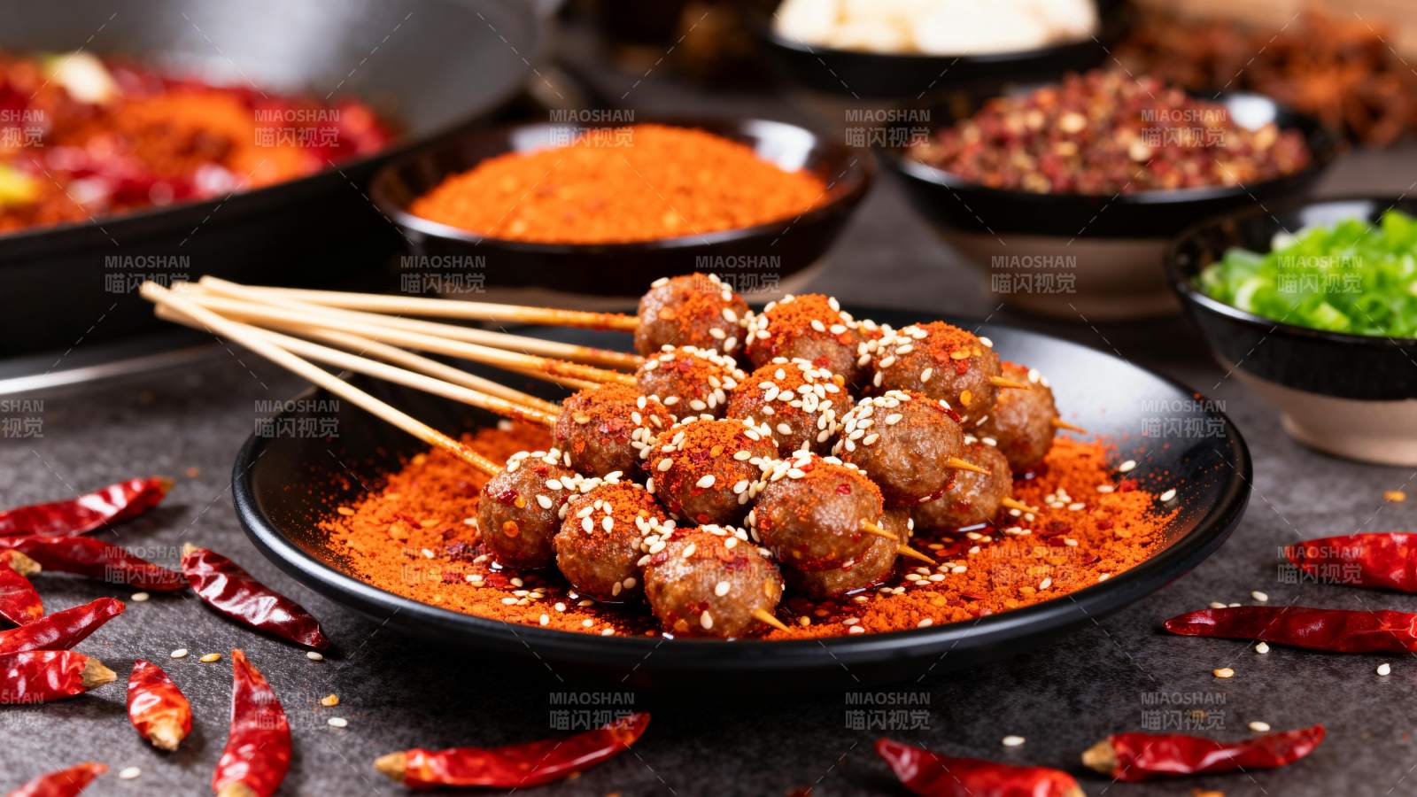 香辣肉串配辣椒图片