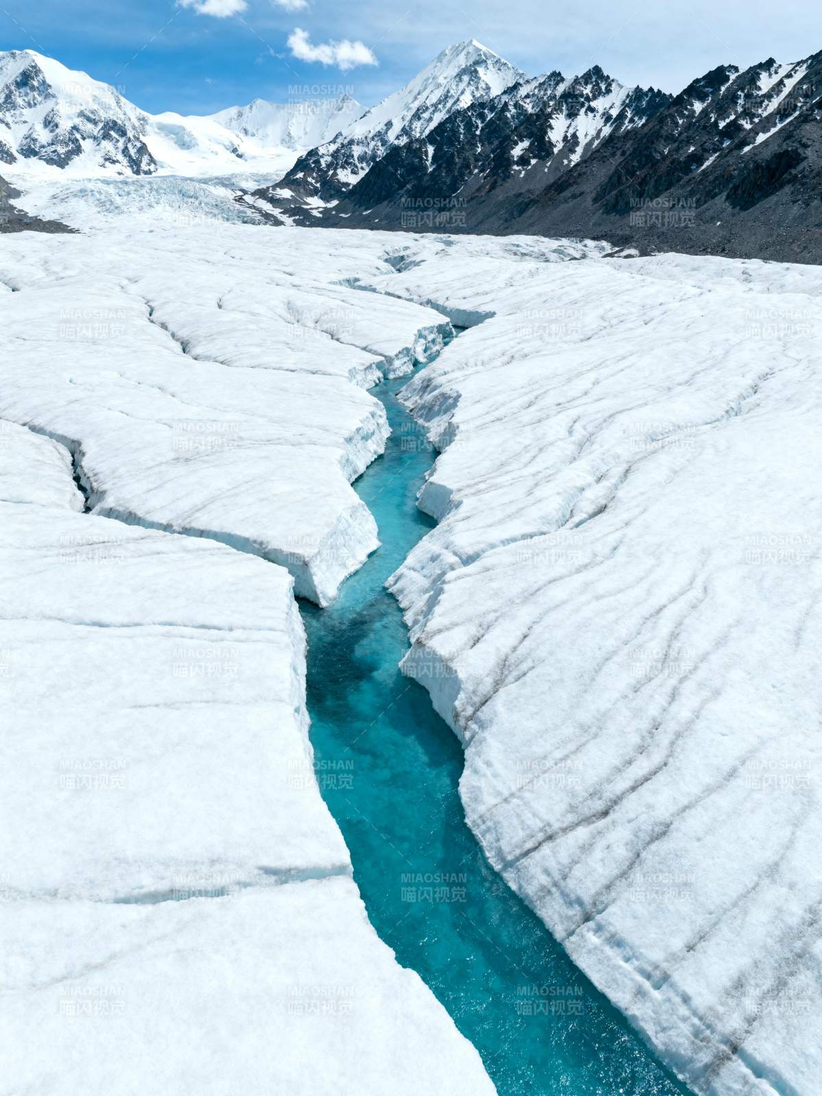 冰川裂隙碧水潺图片