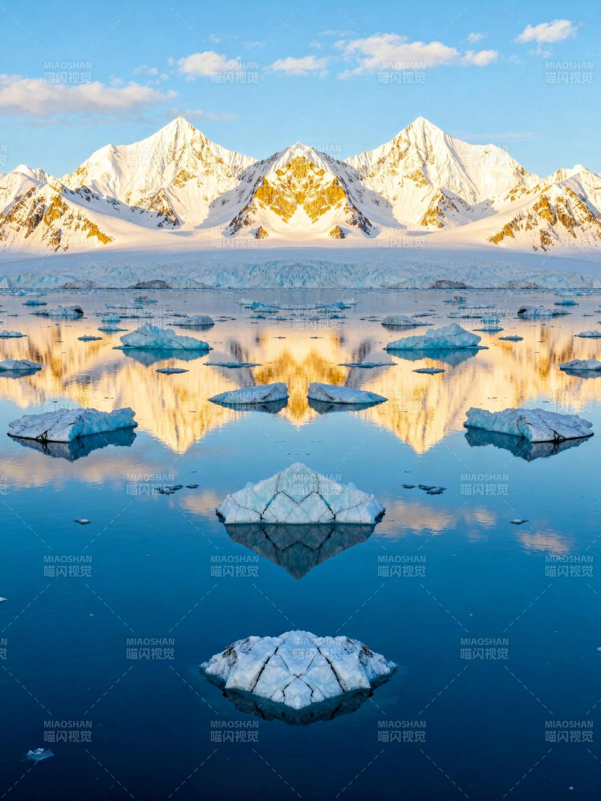 雪山倒影冰湖图片