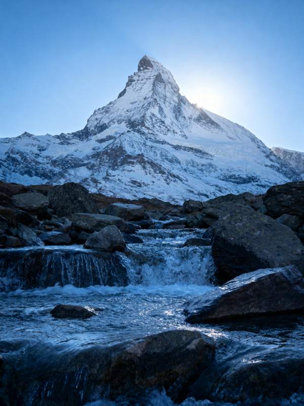 雪山溪流美景图片