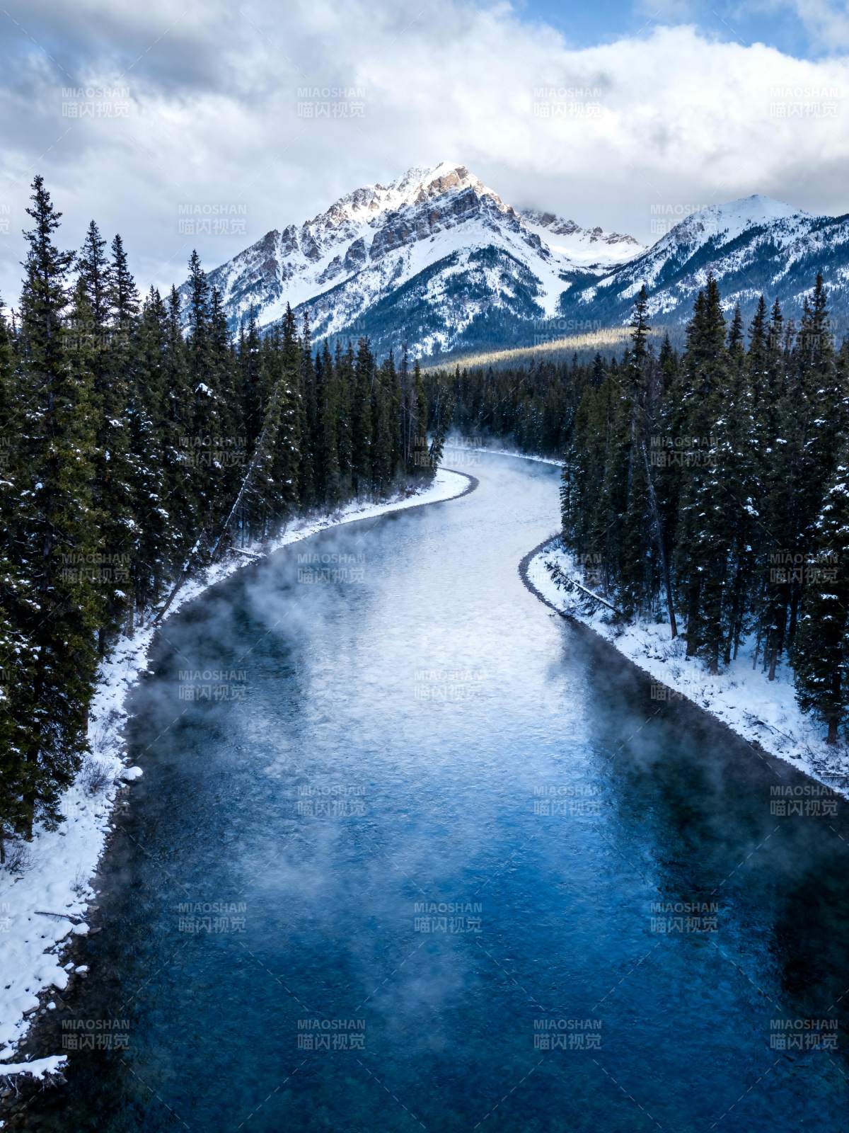 雪岭冰河雾绕林图片