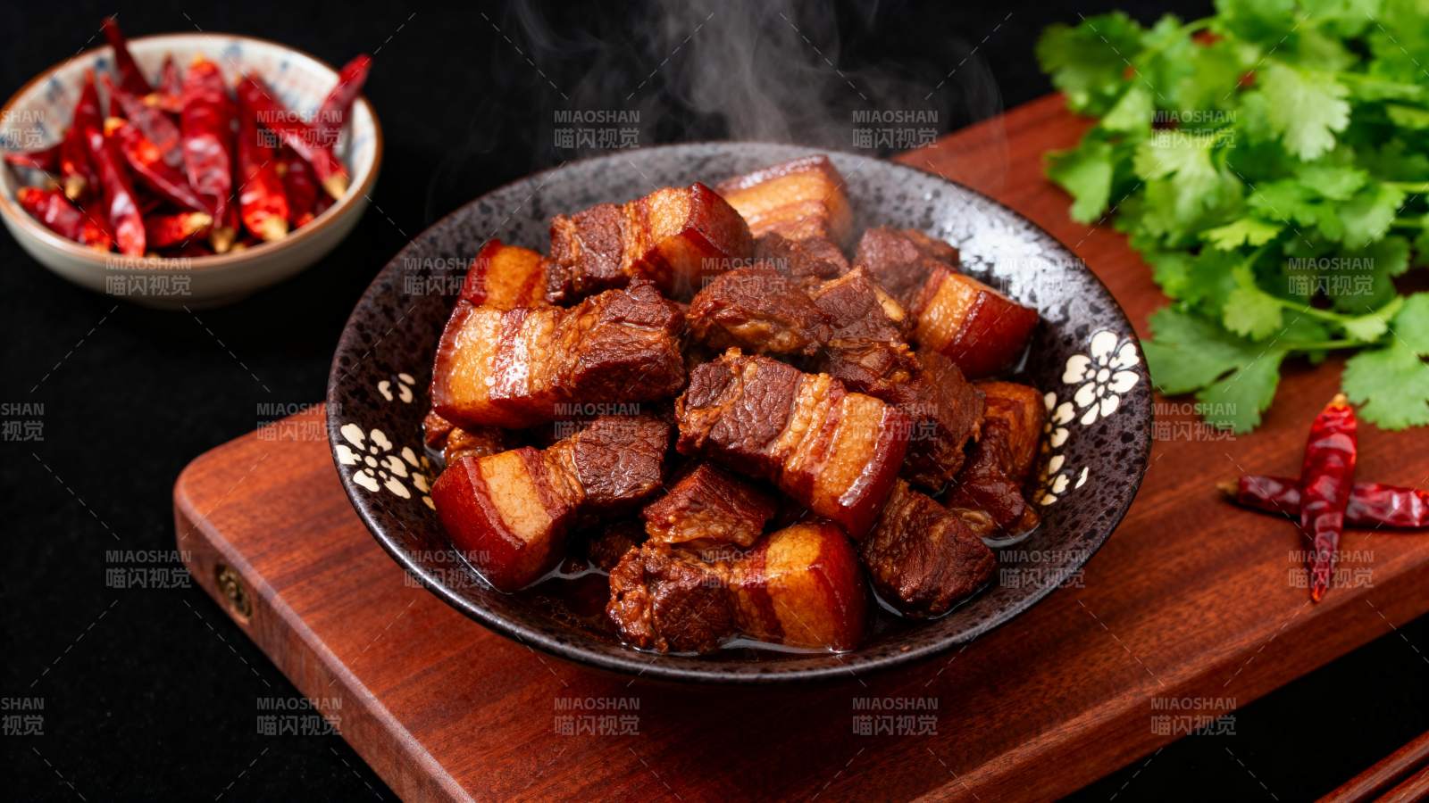 红烧肉配辣椒香菜图片