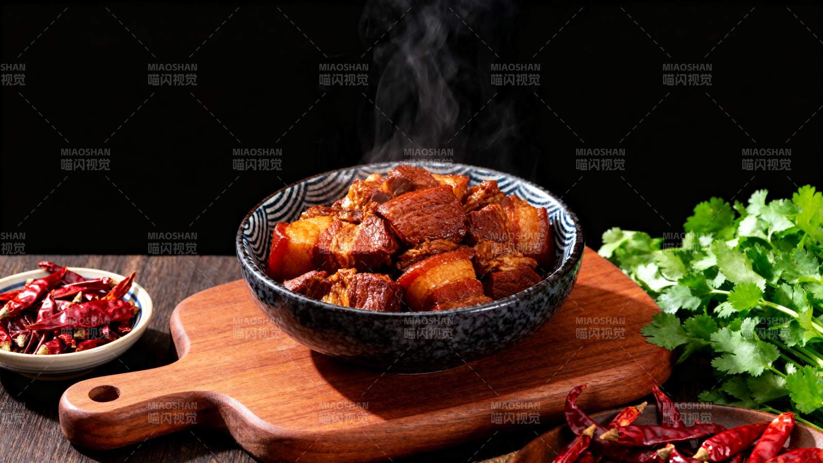 红烧肉配香菜辣椒图片