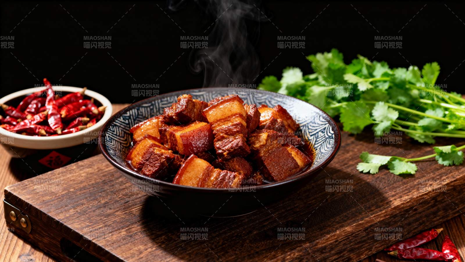 红烧肉配香菜辣椒图片