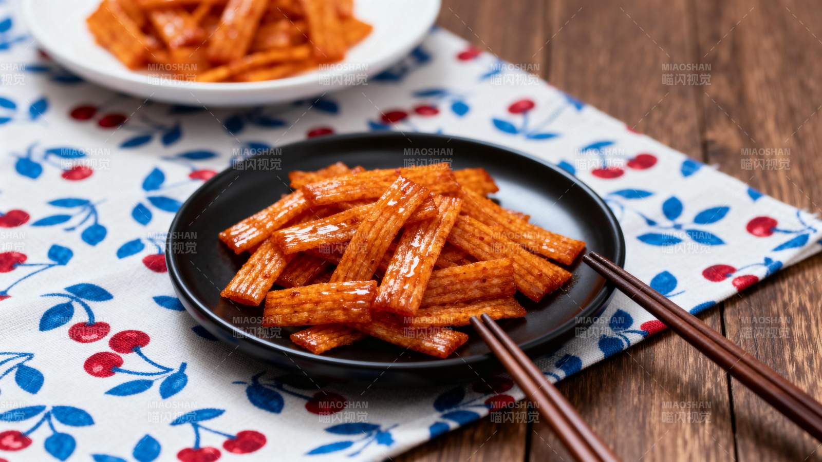 辣条配筷子图片