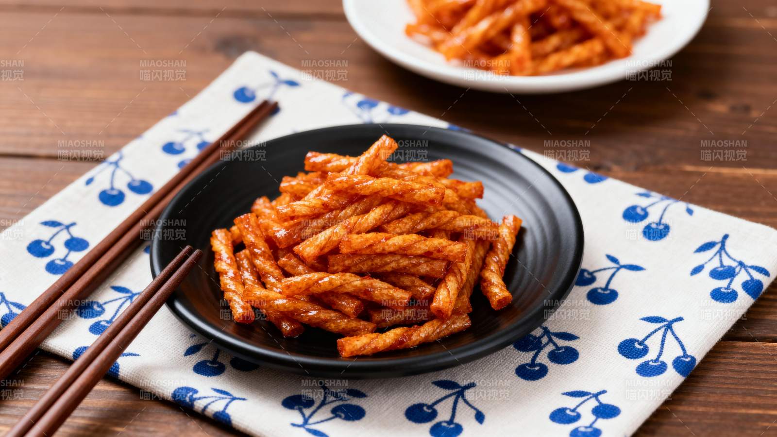 辣味薯条配筷子图片