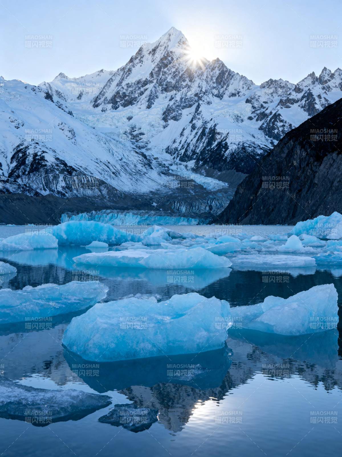 雪山冰湖倒影图片