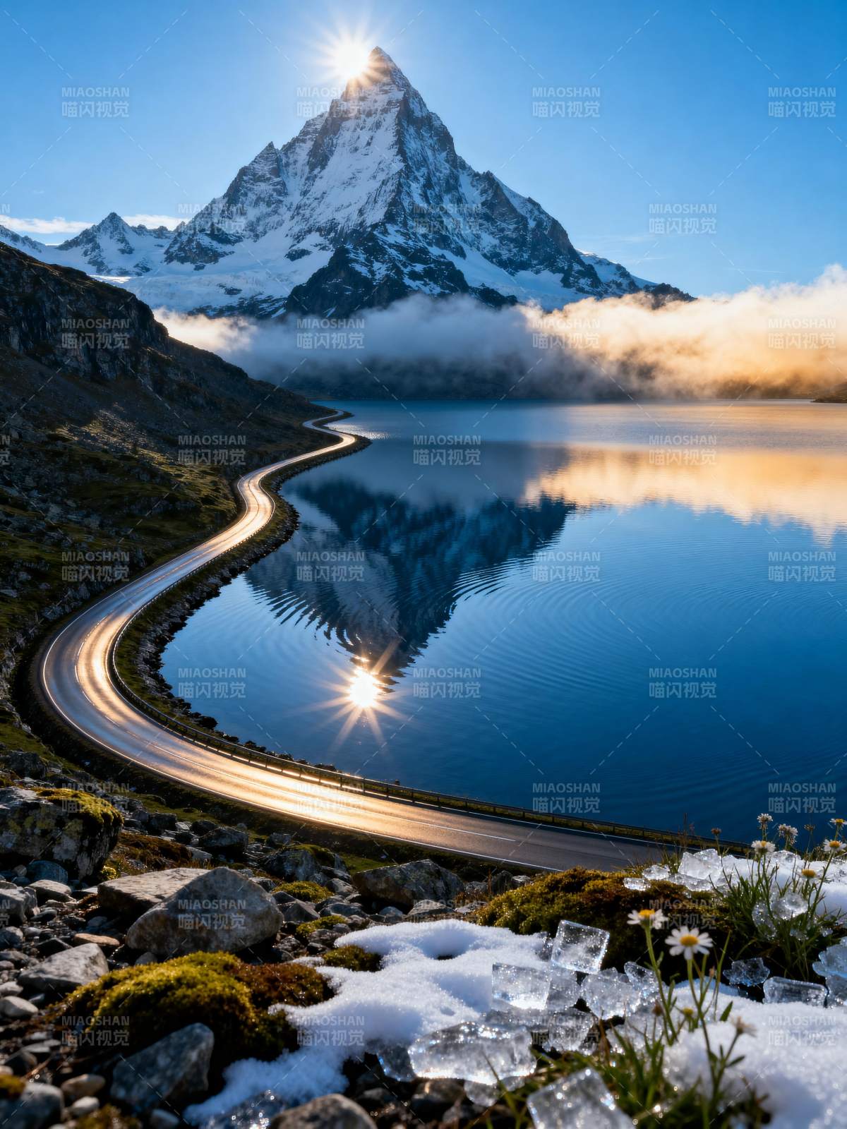 雪山湖光映日辉图片