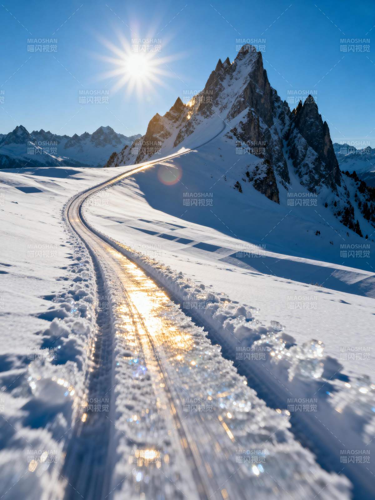 雪径映日 山巅光辉图片