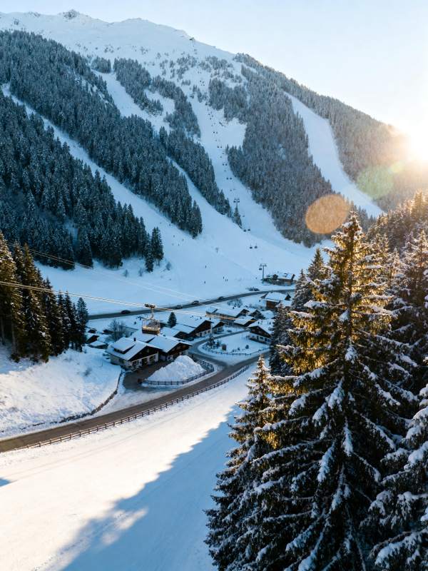 雪岭晨光村落图片