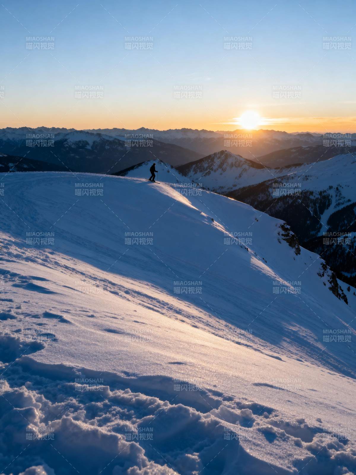 雪峰日落 一人独行图片