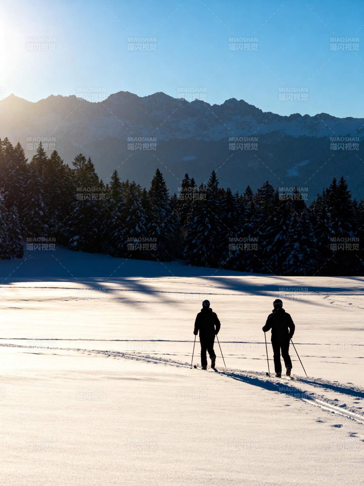 雪原双影 山峦远眺图片