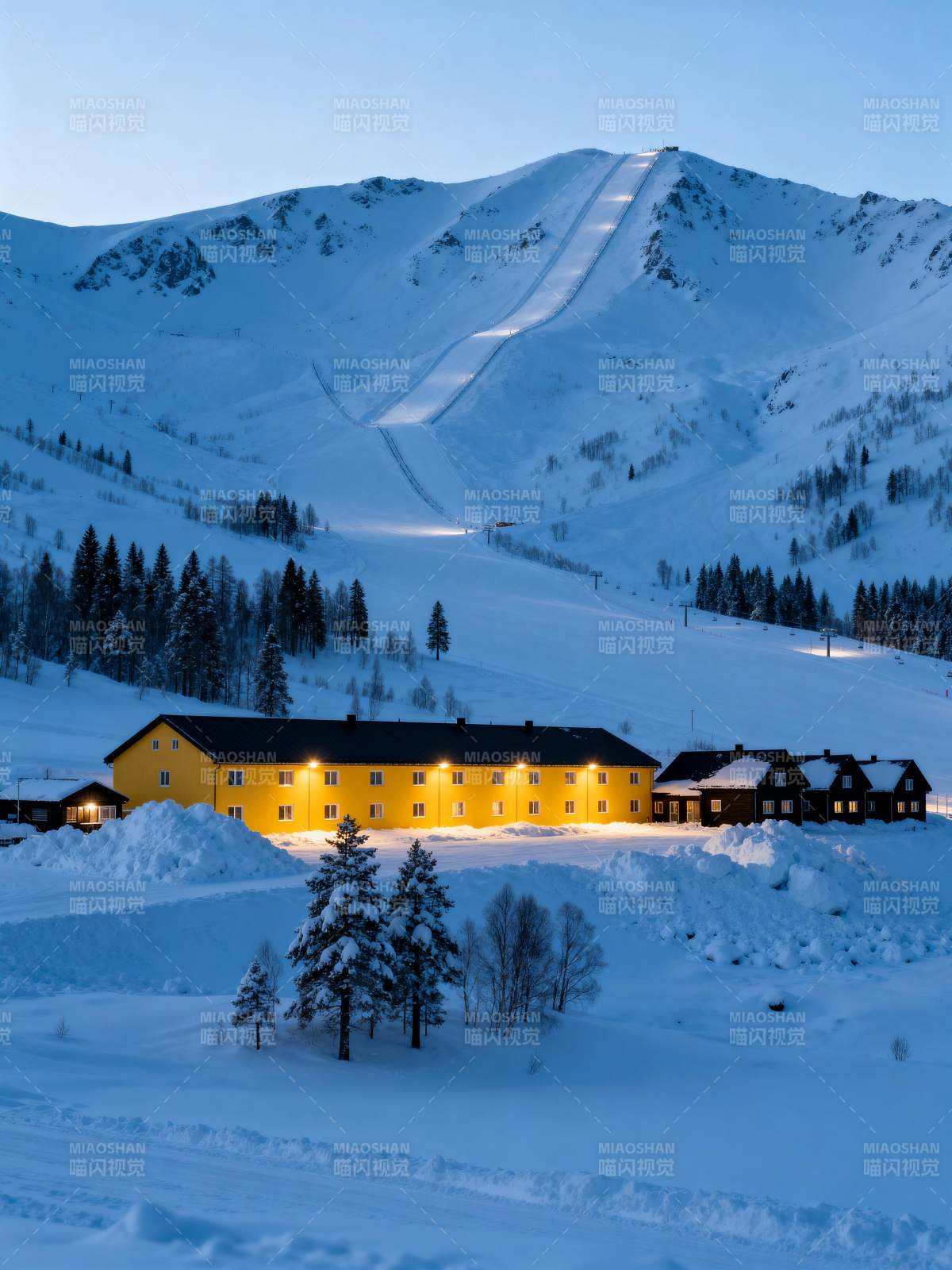 雪夜山居静谧景图片