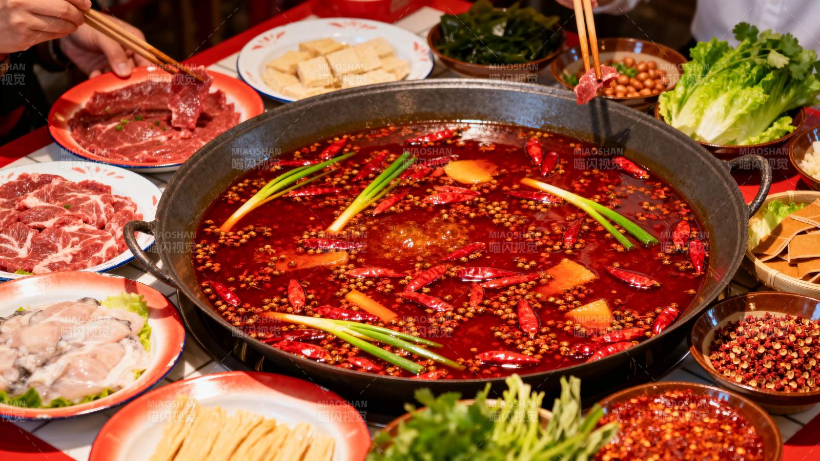 麻辣火锅盛宴图片